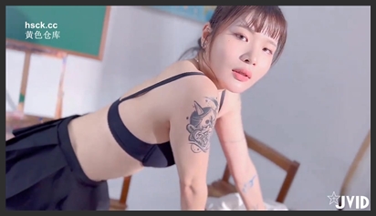 JVID.撞见转学生在教室换衣