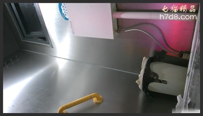 师范学院附近女厕偷拍 学妹尿尿银手镯小妹目测是个白虎嫩逼
