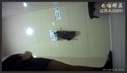 还有一个刚修剪过B毛的小嫩B