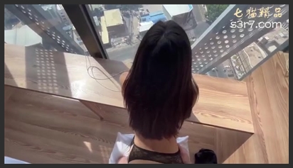 黑丝大奶美眉 啊啊射给贝贝 骚逼痒想要了 在家被洋大吊男友在窗边多姿势输出 避孕套太小都坏了 只能无套 射了一屁屁