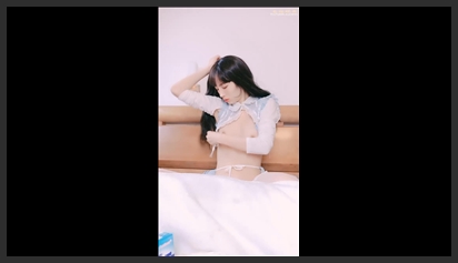 红唇妖艳女同很会玩大尺度双女秀 牛奶抹逼互舔粉穴 骑乘叠在一起假屌抽插