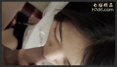 小美女爱吃大屌 坐在地下狂吃男友大鸡巴 吃得津津有味