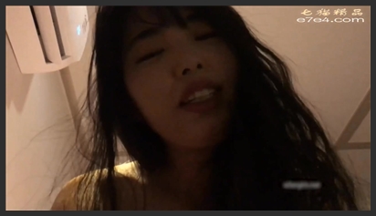 小情侣在家爱爱女友稀毛鲍鱼被怼的很舒坦
