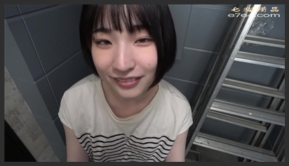 黑发白皙美女湿漉漉的服务